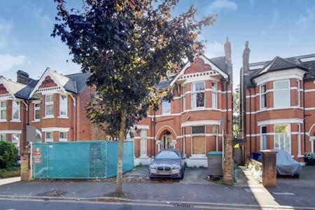 Spacious Ealing Broadway Apartment Londres Exterior foto